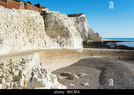 À pied à l'point de Seaford East Sussex. L'Angleterre, les falaises, la mer et le ciel bleu, vue sur le reste de la falaise Chalet ou Splash point hotel Banque D'Images