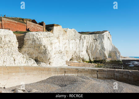 À pied à l'point de Seaford East Sussex. L'Angleterre, les falaises, la mer et le ciel bleu, vue sur le reste de la falaise Chalet ou Splash point hotel Banque D'Images