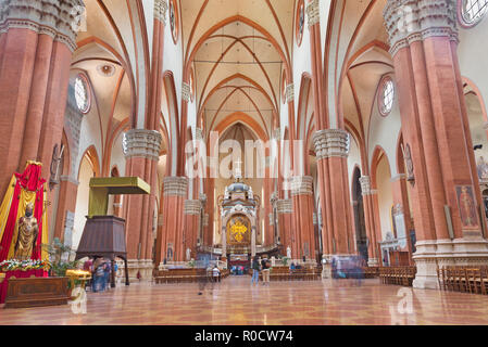 Bologne, Italie - 18 avril 2018 : La nef de l'église Basilica di San Petronio. Banque D'Images