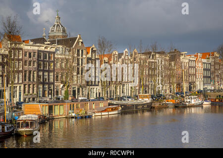 Maisons du canal historique coloré et péniches sur le Kromme Waal dans Amsterdam Banque D'Images