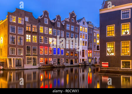 Paysage de maisons traditionnelles colorées de nuit vu de l'armbrug sur le Oudezijds Voorburgwal dans le site du patrimoine mondial de l'Unesco d'Amste Banque D'Images