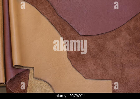 Pièces de cuir dans des couleurs naturelles dans un atelier de conception Banque D'Images