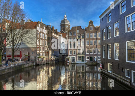 Maisons colorées canal historique vu de la armbrug à Amsterdam Banque D'Images