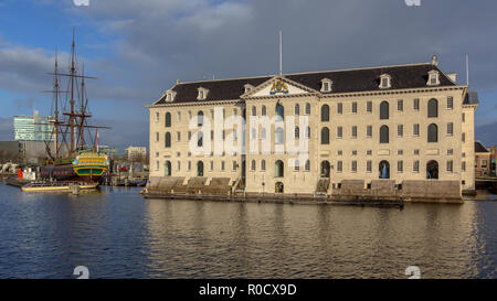 Le célèbre musée maritime ou Scheepvaartmuseum dans le site du patrimoine mondial de l'Unesco d'Amsterdam Banque D'Images