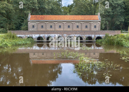 Célèbre maison d'écluse ou schuivenhuisje à Almelo Nordhorn dans canal Twente Banque D'Images