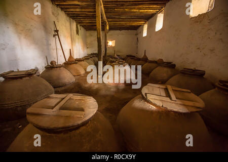 Historique ancien brun foncé, cave de stockage d'huile d'olive avec des pots de céramique en Grèce Banque D'Images