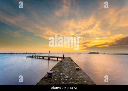 Coucher du soleil sur les eaux du lac Leekstermeer aux Pays-Bas Banque D'Images