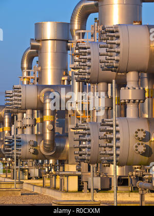 Close up detail des brides de tuyau et les vannes d'une usine d'industrie chimique Banque D'Images