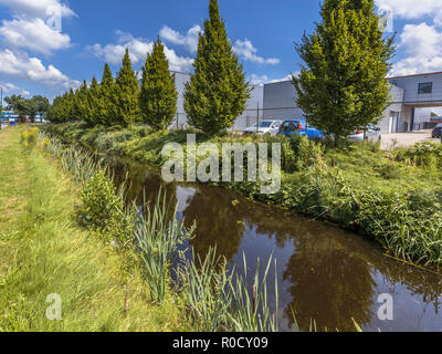 Décharge de pluie excessive du canal de drainage dans une zone industrielle néerlandaise à Soest, Pays-Bas Banque D'Images