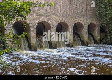 La diffusion en continu de l'eau par la célèbre maison d'écluse ou schuivenhuisje à Almelo Nordhorn dans canal Twente Banque D'Images