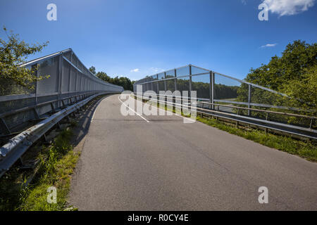 Pont avec coulisseau de sécurité élevée sur l'autoroute A7 aux Pays-Bas. Ces barrières peuvent également être utilisées par les chauves-souris et des oiseaux comme une migration écologique rout Banque D'Images