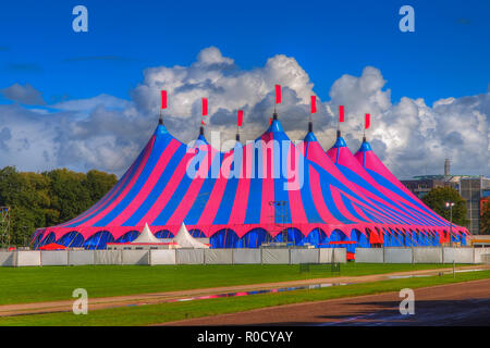 Grand Chapiteau tente de cirque, Buit pour un festival de musique sur une journée ensoleillée dans le parc Banque D'Images