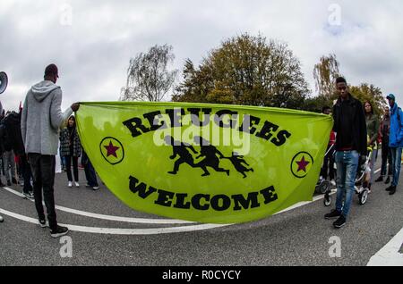 Fuerstenfeldbruck, Bavière, Allemagne. 29Th sep 2018. 100 migrants à l'établissement de logements Fuerstenfeldbruck près de Munich a tenu un rassemblement de protestation alléguant un abus par le personnel de sécurité et les séjours d'une durée de deux ans ou plus au lieu de la période maximale de six mois. Le camp Fuerstenfeldbruck a été un point d'éclair pour les conflits pendant plusieurs années, avec les résidents africains principalement d'être impliqué dans de nombreuses altercations avec la sécurité et le personnel. Credit : ZUMA Press, Inc./Alamy Live News Banque D'Images