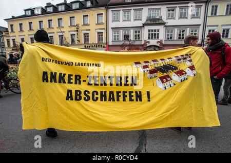 Fuerstenfeldbruck, Bavière, Allemagne. 29Th sep 2018. 100 migrants à l'établissement de logements Fuerstenfeldbruck près de Munich a tenu un rassemblement de protestation alléguant un abus par le personnel de sécurité et les séjours d'une durée de deux ans ou plus au lieu de la période maximale de six mois. Le camp Fuerstenfeldbruck a été un point d'éclair pour les conflits pendant plusieurs années, avec les résidents africains principalement d'être impliqué dans de nombreuses altercations avec la sécurité et le personnel. Credit : ZUMA Press, Inc./Alamy Live News Banque D'Images