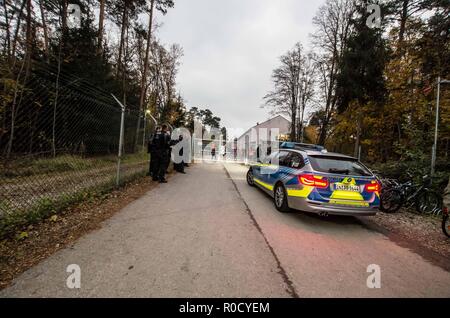 Fuerstenfeldbruck, Bavière, Allemagne. 29Th sep 2018. Les portes de la controversée Fuerstenfeldbruck centre des migrants qui abrite principalement des migrants africains. 100 migrants à l'établissement de logements Fuerstenfeldbruck près de Munich a tenu un rassemblement de protestation alléguant un abus par le personnel de sécurité et les séjours d'une durée de deux ans ou plus au lieu de la période maximale de six mois. Le camp Fuerstenfeldbruck a été un point d'éclair pour les conflits pendant plusieurs années, avec les résidents africains principalement d'être impliqué dans de nombreuses altercations avec la sécurité et le personnel. Credit : ZUMA Press, Inc./Alamy Live News Banque D'Images