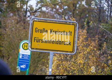 Fuerstenfeldbruck, Bavière, Allemagne. 29Th sep 2018. 100 migrants à l'établissement de logements Fuerstenfeldbruck près de Munich a tenu un rassemblement de protestation alléguant un abus par le personnel de sécurité et les séjours d'une durée de deux ans ou plus au lieu de la période maximale de six mois. Le camp Fuerstenfeldbruck a été un point d'éclair pour les conflits pendant plusieurs années, avec les résidents africains principalement d'être impliqué dans de nombreuses altercations avec la sécurité et le personnel. Credit : ZUMA Press, Inc./Alamy Live News Banque D'Images