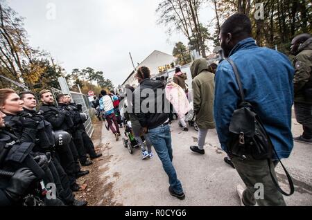 Fuerstenfeldbruck, Bavière, Allemagne. 29Th sep 2018. Les portes de la controversée Fuerstenfeldbruck centre des migrants qui abrite principalement des migrants africains. 100 migrants à l'établissement de logements Fuerstenfeldbruck près de Munich a tenu un rassemblement de protestation alléguant un abus par le personnel de sécurité et les séjours d'une durée de deux ans ou plus au lieu de la période maximale de six mois. Le camp Fuerstenfeldbruck a été un point d'éclair pour les conflits pendant plusieurs années, avec les résidents africains principalement d'être impliqué dans de nombreuses altercations avec la sécurité et le personnel. Credit : ZUMA Press, Inc./Alamy Live News Banque D'Images