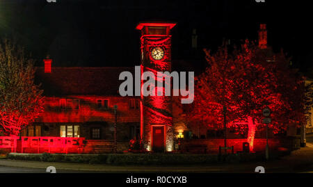 Nailsworth Gloucestershire UK. 29Th sep 2018. Tour de l'horloge 34440 colombiers couvert de 10 000 part des coquelicots tous les produits par la population locale. La tour de l'horloge a été baignée de lumière rouge pour commémorer 100 ans depuis la fin de la 1ère guerre mondiale. Crédit : charlie bryan/Alamy Live News Banque D'Images