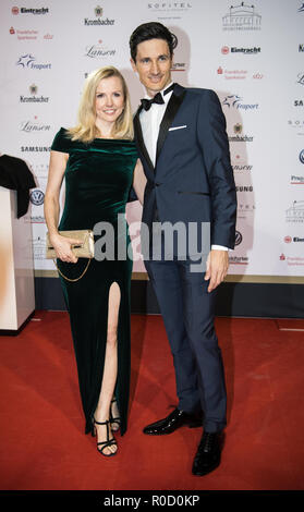 03 novembre 2018, Hessen, Frankfurt/Main : Martin Schmitt, ancienne, et son épouse Andrea debout sur le tapis rouge. La 37e 'Deutsche SportpresseBall' a lieu dans l'Alte Oper de Francfort. Un des prix est la 'Légende de Sports' award. Photo : Andreas Arnold/dpa Banque D'Images