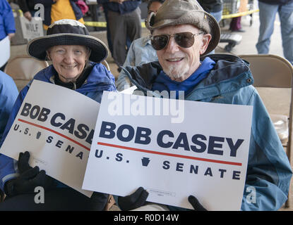 Cheltenham, Pennsylvania, USA. 29Th sep 2018. Le sénateur Bob Casey prend en charge à la faire sortir le vote manifestation tenue dans un centre commercial à Cheltenham Texas Credit : Ricky Fitchett/ZUMA/Alamy Fil Live News Banque D'Images