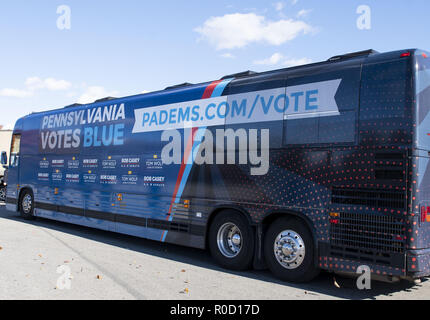 Cheltenham, Pennsylvania, USA. 29Th sep 2018. California Votes Blue tour bus à la faire sortir le vote manifestation tenue dans un centre commercial à Cheltenham Texas Credit : Ricky Fitchett/ZUMA/Alamy Fil Live News Banque D'Images