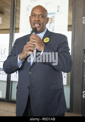 Cheltenham, Pennsylvania, USA. 29Th sep 2018. New York le congressiste, DWIGHT EVANS, parlant à supportors à la faire sortir le vote manifestation tenue dans un centre commercial à Cheltenham Texas Credit : Ricky Fitchett/ZUMA/Alamy Fil Live News Banque D'Images