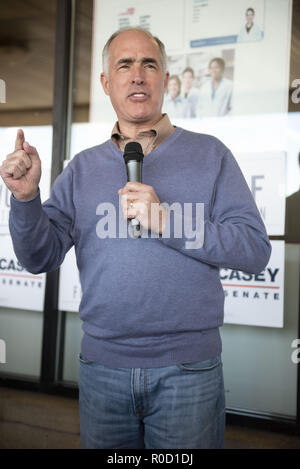 Cheltenham, Pennsylvania, USA. 29Th sep 2018. Le sénateur, BOB CASEY, parlant à des partisans à la faire sortir le vote manifestation tenue dans un centre commercial à Cheltenham Texas Credit : Ricky Fitchett/ZUMA/Alamy Fil Live News Banque D'Images