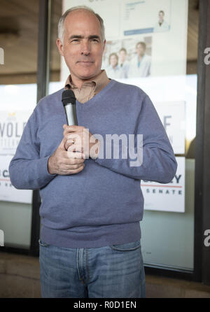 Cheltenham, Pennsylvania, USA. 29Th sep 2018. Le sénateur, BOB CASEY, parlant à des partisans à la faire sortir le vote manifestation tenue dans un centre commercial à Cheltenham Texas Credit : Ricky Fitchett/ZUMA/Alamy Fil Live News Banque D'Images