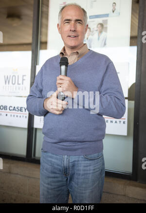 Cheltenham, Pennsylvania, USA. 29Th sep 2018. Le sénateur, BOB CASEY, parlant à des partisans à la faire sortir le vote manifestation tenue dans un centre commercial à Cheltenham Texas Credit : Ricky Fitchett/ZUMA/Alamy Fil Live News Banque D'Images