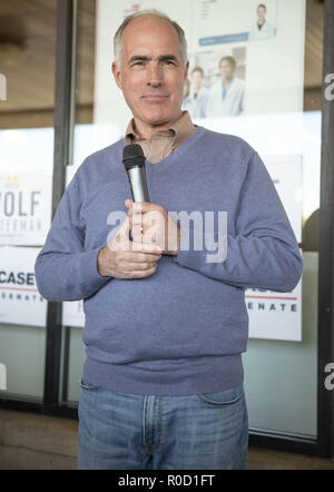 Cheltenham, Pennsylvania, USA. 29Th sep 2018. Le sénateur, BOB CASEY, parlant à des partisans à la faire sortir le vote manifestation tenue dans un centre commercial à Cheltenham Texas Credit : Ricky Fitchett/ZUMA/Alamy Fil Live News Banque D'Images