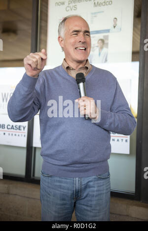 Cheltenham, Pennsylvania, USA. 29Th sep 2018. Le sénateur, BOB CASEY, parlant à des partisans à la faire sortir le vote manifestation tenue dans un centre commercial à Cheltenham Texas Credit : Ricky Fitchett/ZUMA/Alamy Fil Live News Banque D'Images