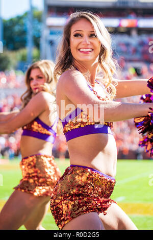 Une cheerleader Clemson au cours de la NCAA college football match entre Louisville et Clemson le samedi 3 novembre 2018 au Memorial Stadium à Clemson, SC. Jacob Kupferman/CSM Banque D'Images