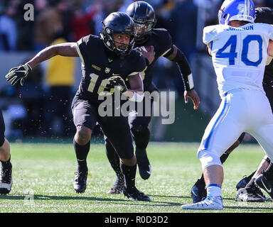 3 novembre 2018 : Les Black Knights de l'armée d'utiliser de nouveau Malik Hancock (16) a l'air de bloquer l'Air Force Falcons de secondeur Kyle Johnson (40) au cours d'un match de football NCAA entre les faucons de l'Armée de l'air et de l'Armée Black Knights au stade Michie à West Point, N.Y. Mike/Langish Cal Sport Media. Banque D'Images