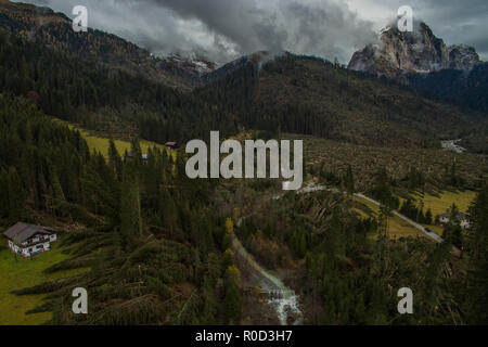 Belluno, Italie. Novembre 03, 2018. Sommaire faite avec le vrombissement des dommages causés par l'inondation dans la zone de Belluno, dans la Val Visdende Belluno, Italie. © Alessandro Mazzola / éveil / Alamy Live News Banque D'Images