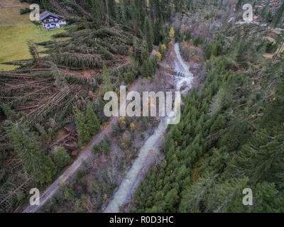 Belluno, Italie. Novembre 03, 2018. Sommaire faite avec le vrombissement des dommages causés par l'inondation dans la zone de Belluno, dans la Val Visdende Belluno, Italie. © Stefano Mazzola / éveil / Alamy Live News Banque D'Images