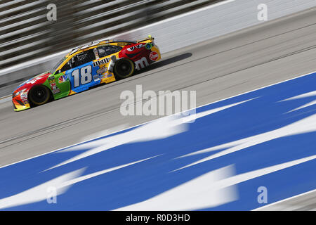 Ft. Worth, Texas, USA. 29Th sep 2018. Kyle Busch (18) tient à la voie à la pratique pour l'AAA Texas 500 au Texas Motor Speedway à Ft. Worth, Texas. Crédit : Justin R. Noe Asp Inc/ASP/ZUMA/Alamy Fil Live News Banque D'Images