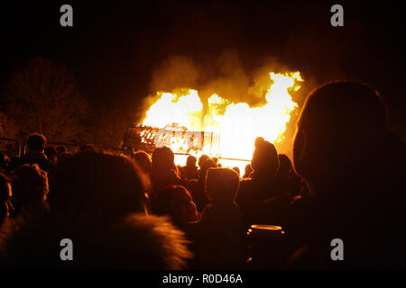 Dudley, West Midlands, Royaume-Uni. 3 novembre, 2018. Le feu d'artifice et nuit à l'Himley Hall. Dudley, West Midlands - région de Birmingham. La nuit de Guy Fawkes. 3 novembre 2018. Conspiration du Jour du souvenir. Les gens apprécient l'événement. Tempera Crédit : Studio de photographie/Alamy Live News Banque D'Images