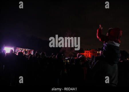 Dudley, West Midlands, Royaume-Uni. 3 novembre, 2018. Le feu d'artifice et nuit à l'Himley Hall. Dudley, West Midlands - région de Birmingham. La nuit de Guy Fawkes. 3 novembre 2018. Conspiration du Jour du souvenir. Les gens apprécient l'événement. Tempera Crédit : Studio de photographie/Alamy Live News Banque D'Images