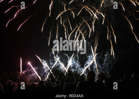 Dudley, West Midlands, Royaume-Uni. 3 novembre, 2018. Le feu d'artifice et nuit à l'Himley Hall. Dudley, West Midlands - région de Birmingham. La nuit de Guy Fawkes. 3 novembre 2018. Conspiration du Jour du souvenir. Les gens apprécient l'événement. Tempera Crédit : Studio de photographie/Alamy Live News Banque D'Images