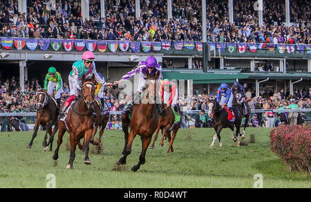 Louisville, Kentucky, USA. 29Th sep 2018. 3 novembre 2018 : Activer # 2, monté par Frankie Dettori, gagne la Breeders' Cup Turf Longines sur Breeders' Cup World Championship samedi à Churchill Downs le 3 novembre 2018 à Louisville, Kentucky. Mary Meek/Eclipse Sportswire/CSM/Alamy Live News Banque D'Images