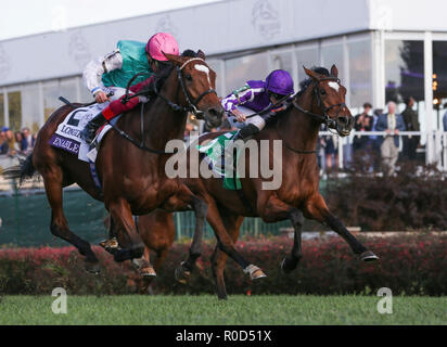 Louisville, Kentucky, USA. 29Th sep 2018. 3 novembre 2018 : Activer # 2, monté par Frankie Dettori, gagne la Breeders' Cup Turf Longines sur Breeders' Cup World Championship samedi à Churchill Downs le 3 novembre 2018 à Louisville, Kentucky. Casey Phillips/Eclipse Sportswire/CSM/Alamy Live News Banque D'Images