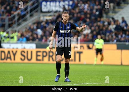 Milan, Italie. 03e Novembre 2018. Skriniar Milan de gestes au cours de l'Internazionale FC Serie A match entre FC Internazionale et Gênes CFC. Crédit : Marco Canoniero/Alamy Live News Banque D'Images