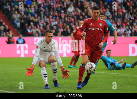 Munich, Allemagne. 29Th sep 2018. Le Bayern de Munich, Robert Lewandowski (R) contrôle la balle sous la pression de la défense Alexander Schwolow lors d'un match de Bundesliga allemande entre le Bayern Munich et Fribourg, à Munich, Allemagne, le 3 novembre 2018. Le match s'est terminé par un nul 1-1. Crédit : Philippe Ruiz/Xinhua/Alamy Live News Banque D'Images