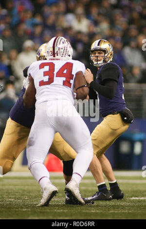 Seattle, WA, USA. 29Th sep 2018. Washington Huskies quarterback Jake Browning (3) analyse le terrain au cours d'une tentative de passage lors d'un match entre le Stanford Cardinal et Washington Huskies au Husky Stadium à Seattle, WA. Sean Brown/CSM/Alamy Live News Banque D'Images
