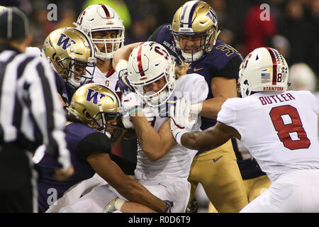 Seattle, WA, USA. 29Th sep 2018. Stanford Cardinal wide receiver Trenton Irwin (2) est touché par les défenseurs de Washington au cours d'un jeu entre le Stanford Cardinal et Washington Huskies au Husky Stadium à Seattle, WA. Sean Brown/CSM/Alamy Live News Banque D'Images
