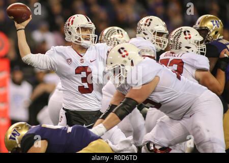 Seattle, WA, USA. 29Th sep 2018. Stanford Cardinal quarterback K.J. Costello (3) a l'air de passer la balle au cours d'un match entre le Stanford Cardinal et Washington Huskies au Husky Stadium à Seattle, WA. Sean Brown/CSM/Alamy Live News Banque D'Images