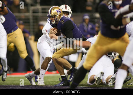 Seattle, WA, USA. 29Th sep 2018. Washington Huskies quarterback Jake Browning (3) exécute pour un touché au premier trimestre au cours d'un match entre le Stanford Cardinal et Washington Huskies au Husky Stadium à Seattle, WA. Sean Brown/CSM/Alamy Live News Banque D'Images