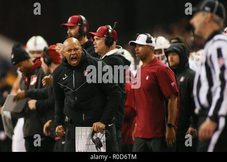 Seattle, WA, USA. 29Th sep 2018. L'entraîneur-chef David Stanford Cardinal Shaw hurle après un referree lors d'un jeu entre le Stanford Cardinal et Washington Huskies au Husky Stadium à Seattle, WA. Sean Brown/CSM/Alamy Live News Banque D'Images