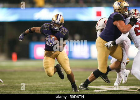 Seattle, WA, USA. 29Th sep 2018. Les Huskies de Washington d'utiliser de nouveau Salvon Ahmed (26) exécute la balle lors d'un match entre le Stanford Cardinal et Washington Huskies au Husky Stadium à Seattle, WA. Sean Brown/CSM/Alamy Live News Banque D'Images