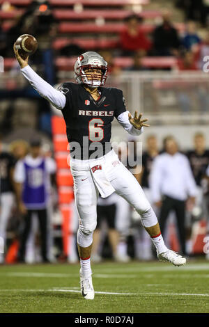 3 novembre 2018 : les rebelles UNLV quarterback Max Gilliam (6) jette le foot pendant le match de football de la NCAA avec les Bulldogs de Fresno State et l'UNLV rebelles à Sam Boyd Stadium à Las Vegas, NV. Le fresno State Bulldogs mènent l'UNLV rebelles à la mi-temps 17 à 0. Christopher Trim/CSM. Banque D'Images